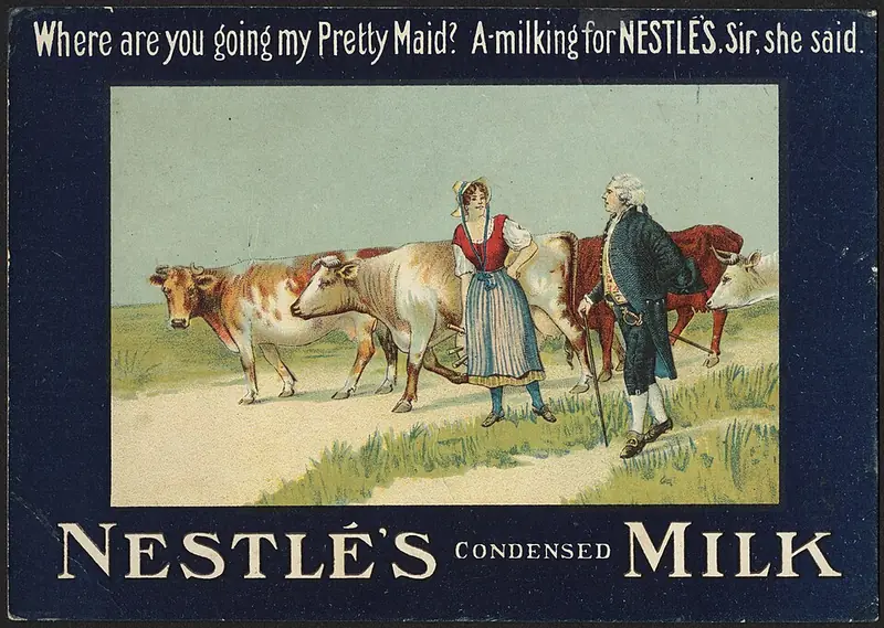 Cartão antigo de propaganda do leite condensado Nestlé com uma moça camponesa, um homem e vacas no pasto
